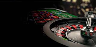 Pengguna menikmati pengalaman aplikasi sports betting dan casino menggunakan smartphone Android