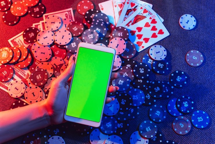 Seorang pemain bulu tangkis profesional sedang melakukan smash keras dalam turnamen